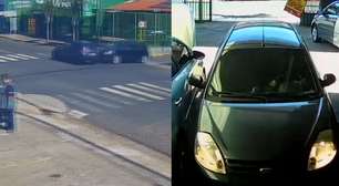 Após batida, carro invade loja e 'estaciona' entre dois veículos sem atingir nenhum; veja vídeo