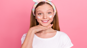 Criança pode fazer skincare? Entenda os riscos dos cosméticos para a pele infantil