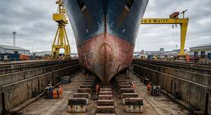 Um gigantesco estaleiro utiliza docas secas, guindastes monumentais e plataformas móveis para construir navios entre os maiores do planeta