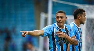Grêmio quita dívida com Carlos Vinícius e tenta renovação