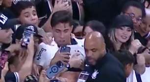 Vídeo: Gabriel Paulista precisa de ajuda para ser 'resgatado' da torcida do Corinthians