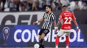 Com erros graves da arbitragem, Botafogo vence, mas fica longe da vaga