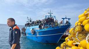 Quase 70 migrantes desembarcam em ilha italiana diante de turistas