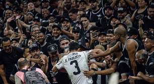 Gabriel Paulista vai para a arquibancada durante o 'poropopó' na vitória do Corinthians; assista