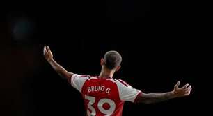 Bruno Guimarães sofre lesão e desfalca o Arsenal no início da temporada