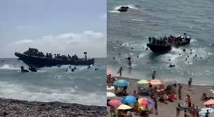 Embarcação chega com dezenas de imigrantes e surpreende banhistas em praia na Espanha