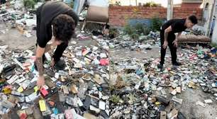 Homem mostra 'cemitério de celulares' após rastreamento de aparelho roubado levar a terreno em SP