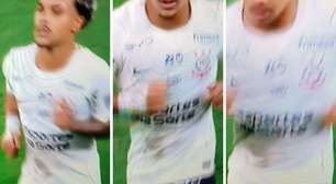Kaio César puxa short para esconder marca da Fatal Fans ao ser substituído no jogo do Corinthians
