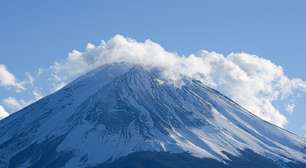 Pai deixa filho de 7 anos sozinho no Monte Fuji para seguir subida polícia é acionada