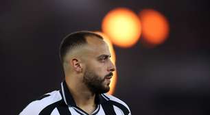 Arthur Cabral perde gol inacreditável e torcida do Botafogo se revolta