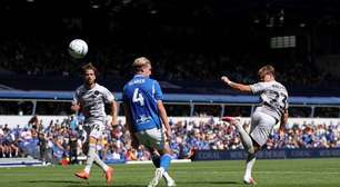 Vale Puskas? Jogador faz golaço de calcanhar na Inglaterra; vídeo