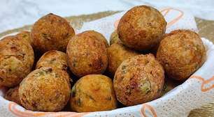 Bolinho de sardinha econômico e saboroso feito com ingredientes simples, um petisco incrível