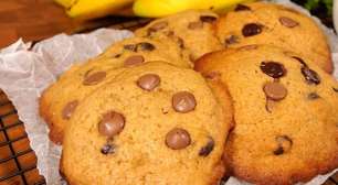 Cookie de banana com chocolate macio e gostoso, feito com as frutas maduras que você tem em casa