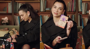 Dua Lipa tem uma bolsa nada básica: hoje aos 31 anos, diva pop carrega molho de pimenta, cartas de tarô, livros e até canudos para cantar; veja +30 itens inusitados