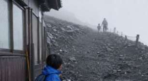 Pai deixa filho de 7 anos sozinho no Monte Fuji para seguir trilha e polícia é acionada