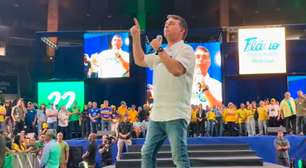 Flávio Bolsonaro diz que vai "tirar bandido de circulação" em comício no Rio