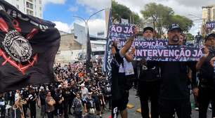 Torcida do Corinthians pede intervenção judicial durante protesto no Parque São Jorge