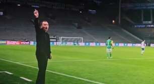 Vídeo: técnico manda a própria torcida calar a boca após "olé"