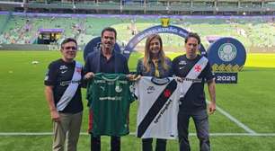 Leila tira foto com enteado e camisa do Vasco antes de jogo do Palmeiras no Nubank Parque