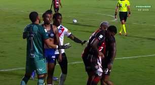 Zagueiro do Vitória perde a cabeça após gol do Bahia e rasga camisa de Jean Lucas; veja