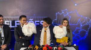 Renan Santos leva fralda com nomes de Lula e Flávio e critica ausência de dupla em debate da Band