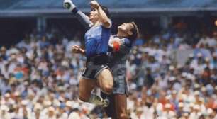 Bola da "Mão de Deus" de Maradona é leiloada por R$ 17 milhões