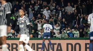 Corinthians perde para o Coritiba e vê distância para o G4 aumentar