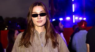 Sasha compôs looks minimalistas com 2 jaquetas em tons terrosos para show da Ivete e Cirque du Soleil