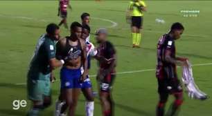 Jogador do Vitória tenta rasgar camisa do Bahia no Barradão; Veja