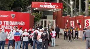 Torcida organizada do São Paulo se reúne com elenco e diretoria no CT