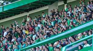 Torcedor vestido de noiva rouba a cena em jogo da Chapecoense