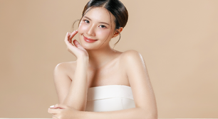 Pele glow sem base: conheça a técnica de skincare em camadas que promete mais viço e luminosidade