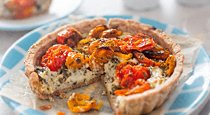 Essa torta crocante de tomate seco e muçarela vai virar sua receita favorita para o jantar
