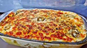 Batata gratinada no forno com queijo derretido por cima, que não vai sobrar nada na travessa de tão gostosa