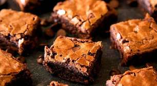 Brownie simples de chocolate fácil, com uma casquinha crocante por fora e bem úmido por dentro