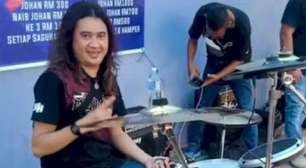 Baterista de rock malaio morre tragicamente no palco durante apresentação, aos 56 anos