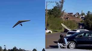 Vídeo mostra asa-delta caindo sobre carro durante pouso no RS; piloto ficou ferido