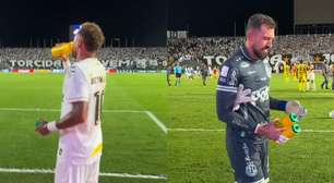 Neymar bebe água da garrafa de goleiro Walter e brinca: 'Vou deixar o Waltão sem água'