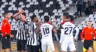 Após confusão, zagueiro do Botafogo faz gesto de protocolo antirracista