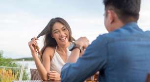 O que significa quando alguém fica mexendo no cabelo enquanto fala, segundo a psicologia