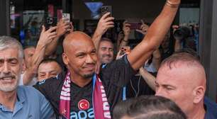 Torcida do Trabzonspor faz festa para receber Fabinho