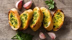 Como fazer um delicioso pão de alho com pão amanhecido? Aprenda