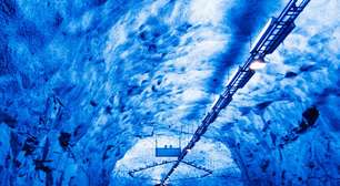 O maior túnel para carros do mundo fica na Noruega, tem 24,5 km e exige 20 minutos no escuro sob as montanhas: a engenharia usou cavernas com luzes coloridas a cada 6 km para evitar que motoristas dormissem ao volante