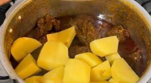 Carne de panela com batatas na panela de pressão, bem suculenta e cheia de sabor