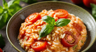 Este risoto de tomate-cereja com manjericão é a receita fácil que faltava para o seu jantar
