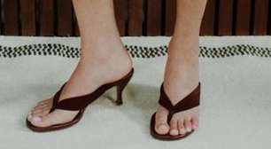 O chinelo de salto voltou! Veja como aderir à tendência dos anos 90 e 2000
