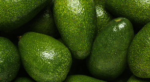 Nem na geladeira, nem na bancada: este é o melhor lugar para guardar o abacate verde