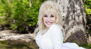 Dolly Parton ajudou a financiar a vacina da Covid e é madrinha de Miley Cyrus; veja mais curiosidades