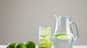 Água com limão pela manhã emagrece? Nutricionista responde