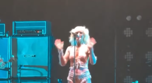 Amy Taylor, do Amyl and the Sniffers, se emociona ao celebrar Dolly Parton
